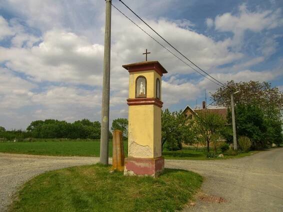 Boží muka ve Třech Dvorech na okraji vesnice | Drobné památky 