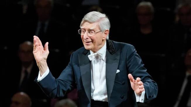 96letý dirigent Herbert Blomstedt zrušil plánovaná vystoupení. Zotavuje se po pádu