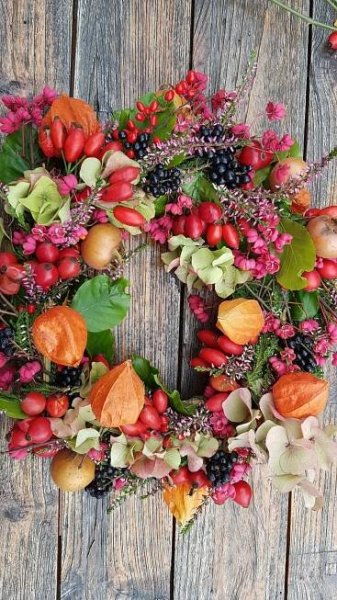 Herbst-Dekoration: DIY-Kranz mit Blumen und Beeren