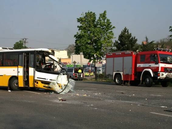 U Znojma se střetl autobusu s kamionem, jeden raněný