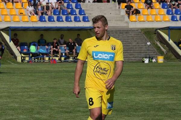 Fotbalisté Strání (žluté dresy) ve 22. kole divize E podlehli Šumperku 1:3 a v tabulce klesli na poslední místo.