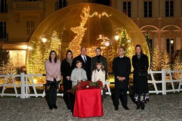 Kníže Albert II. s manželkou Charlene: Milé překvapení na vánoční fotce!