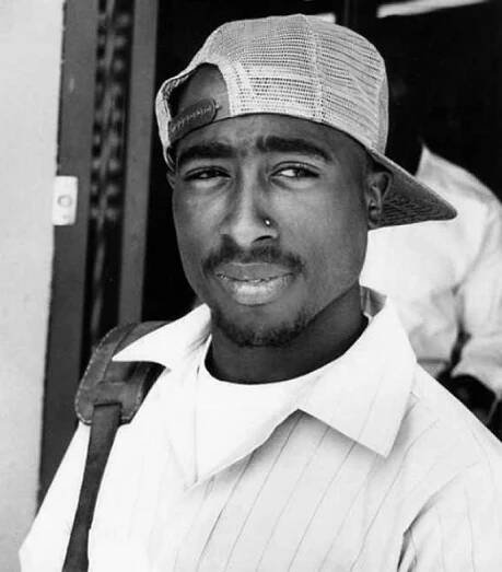 FOTO: Rapper Tupac Shakur byl obviněn ze sexuálního obtěžování. – stránka 15