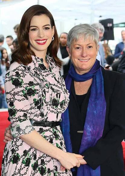 Anne Hathaway and her mom Kate McCauley Hathaway stand on Hathaway's newly unveilled Star on the Hollywood Walk Of Fame in front of the Chinese theatre on May 09, 2019
