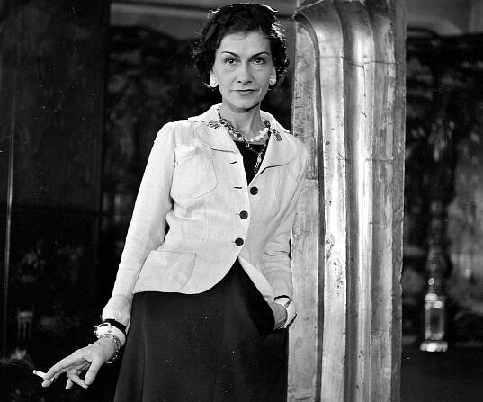 Styl Coco Chanel v oděvní fotografii (82 fotografií): vlastnosti a vlastnosti