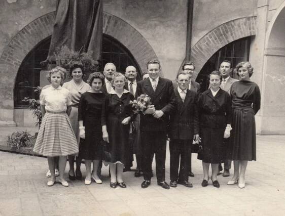 Josef Lexa (uprostřed) na promoci s rodinou, Praha 1960
