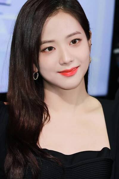Jisoo wearing a black outfit in January 2020