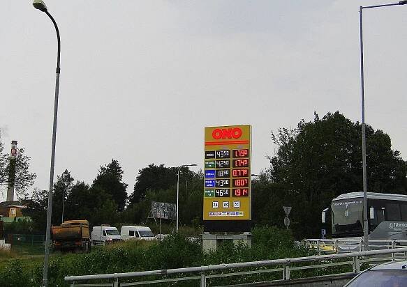 Nebezpečnou jízdu mladého řidiče policie ukončila mířenou střelbou na pneumatiku