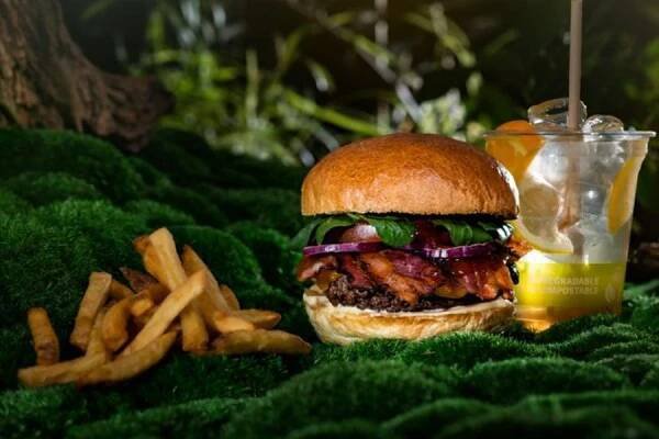 BACON CHEESE MENU s hranolkama (salátem) a nápojem