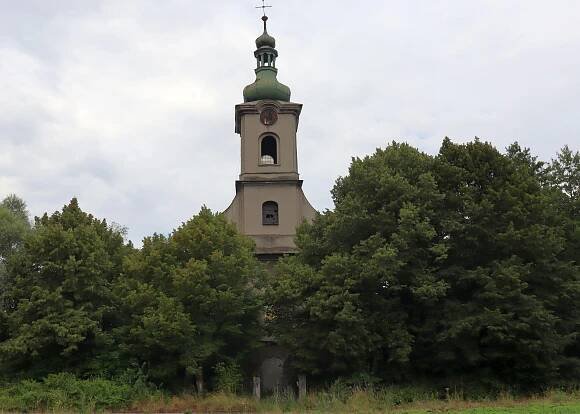 Druhý šikmý kostel je odsouzený k zániku. Na slavnějšího jmenovce nikdy nedosáhne