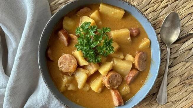 ŽENA-IN - Brambory, buřty a paprika. Uvařte si buřtguláš!