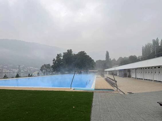 Mimosezonní provoz na koupališti v Brné nabízí termální vodu v rekreačním bazénu a novou finskou saunu.