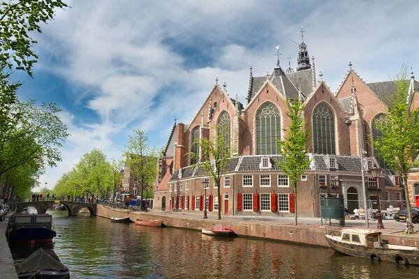 Evropské město „hříchu“ Amsterdam vzkazuje: Pod červenou lucernou se může dít všelicos | Cestovinky
