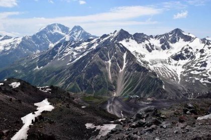 File:Elbrus view on the mountains.jpg