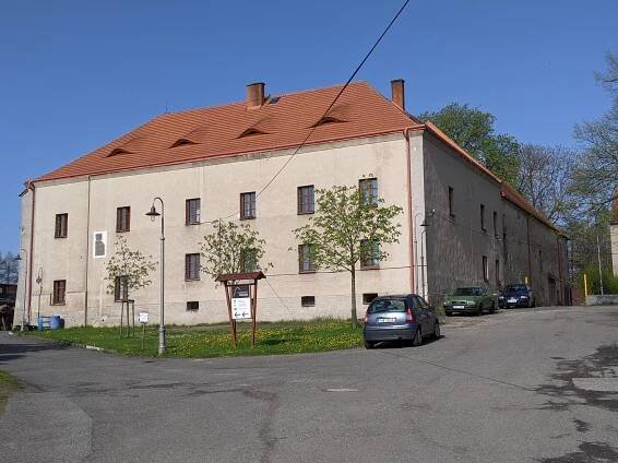 Soubor:Hvožďany - areál tvrze a špejcharu (stav duben 2024) (1).jpg – Wikipedie