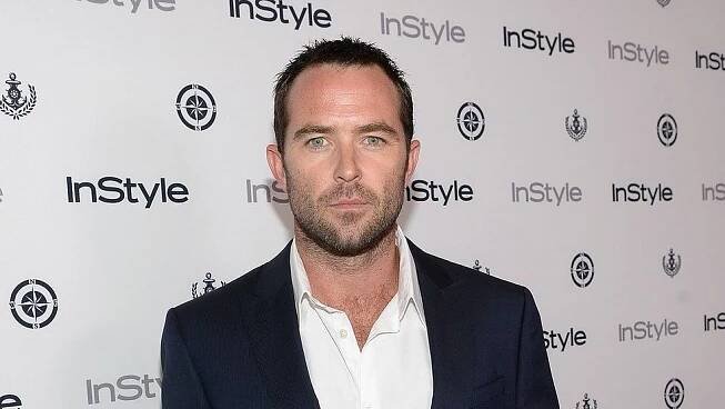 Herec Sullivan Stapleton se vážně zranil v Thajsku. Natáčení seriálu Protiúder muselo být o půl roku odloženo