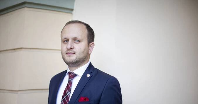 Čínská aplikace TikTok může být nebezpečná pro jednotlivce i instituce, varuje v rozhovoru šéf NÚKIB Lukáš Kintr