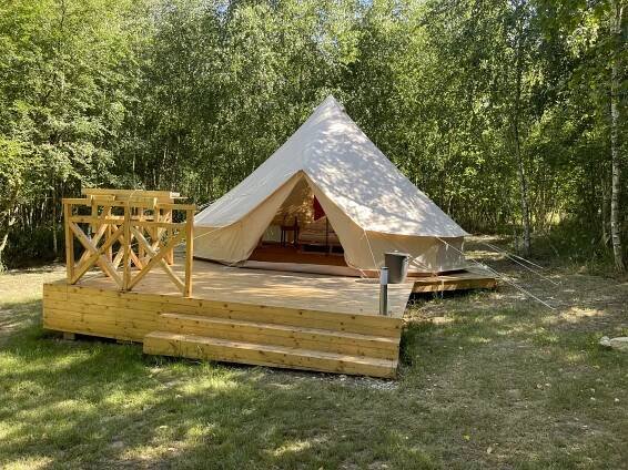 Glampingové ubytování u Jizery: stany až pro 4 osoby, možnost snídaní a opékání buřtů