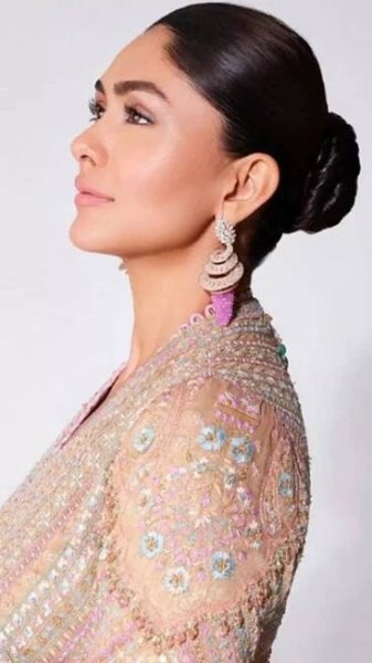 10 times Mrunal Thakur dressed like a K-Drama star