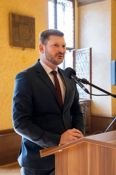 Primátor města Plzně Roman Zarzycký a radní pro oblast podpory sportu, mládeže a tělovýchovy Tomáš Morávek přijali tento týden v obřadní síni plzeňské radnice zástupce sportovních akademií, těch stávajících i nových. Akademie se věnují péči o sportovní talenty nejen z Plzně, ale celého Plzeňského kraje. (foto: R. Muchka, 10.3.2025)