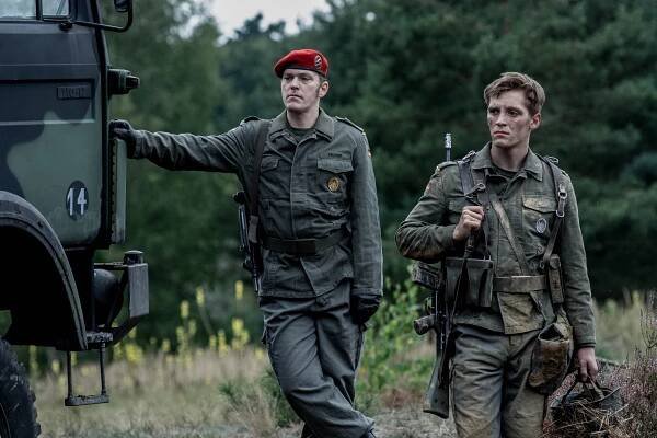 Deutschland 83 - Atlantic Lion - Z filmu - Godehard Giese, Jonas Nay