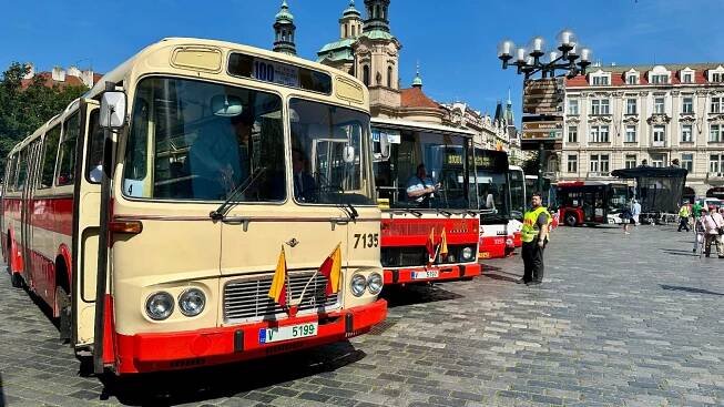 Obrazem: Unikátní průvod. Prahou projelo 19 autobusů. Od roku 1929 po současnost - Zdopravy.cz