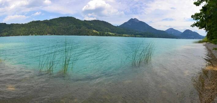 Okruh kolem Fuschlsee lemují divoké pláže, Solná komora, Salzkammergut, rakouské Alpy