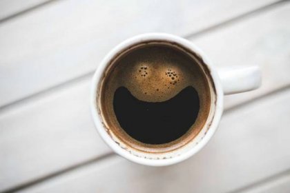 Způsobuje káva rakovinu? Dáte si ji s mlékem nebo bez