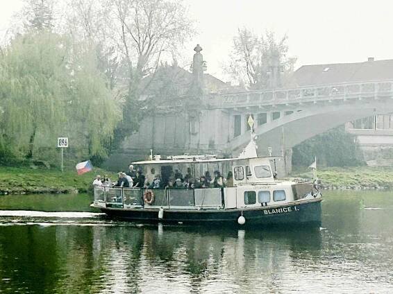 První letošní jízda lodi Blanice na trase Poděbrady - Nymburk - Poděbrady a její zastávka pod Šafaříkovým mlýnem.