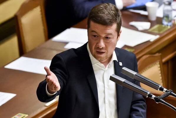 Debata o referendu přerušena. Strany se neshodly na 'způsobu' hlasování, pomoci má osvětový seminář SPD