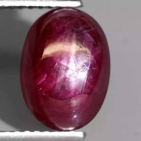 Přírodní asterický rubín 9,8 mm (hvězda) 4,74 ct
