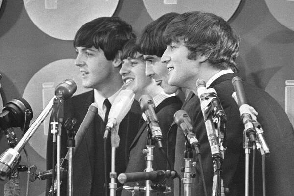 Paul McCartney po rokoch priznal, že Beatles mali pred „trápnym“ stretnutím s kráľovnou žiadostivé myšlienky