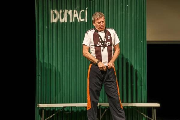 David Prachař se v čáslavském Dusíkově divadle vžil do role fotbalového trenéra