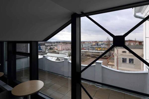 Plzeňský TechTower, moderní inovační centrum, se stává atraktivním místem pro podnikatele zaměřené na vývoj a zdokonalování technologií.