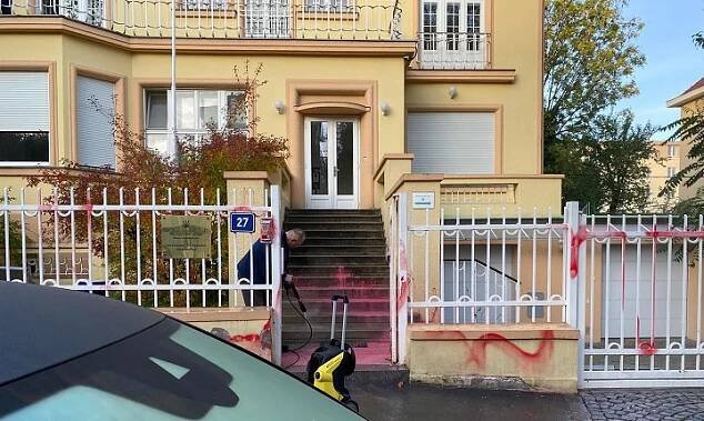 Útok na budovu ukrajinské ambasády. Plot a schody zkropila rudá barva | PrahaIN 