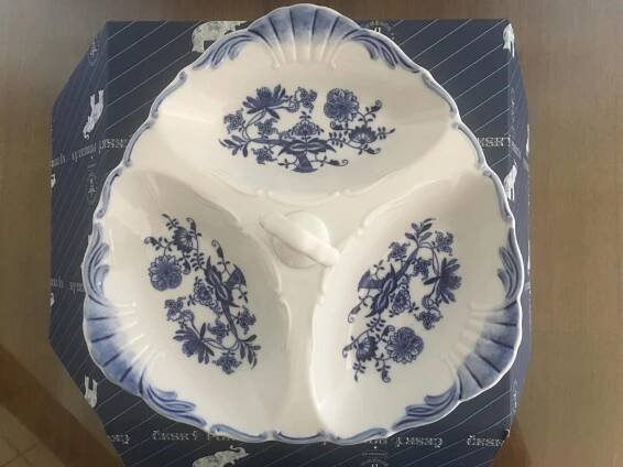PORCELÁN DUBÍ - ORIGINÁL DEKOR CIBULÁK -TŘÍDÍLNÝ RELIEFNÍ KABARET  - Zařízení pro dům a zahradu