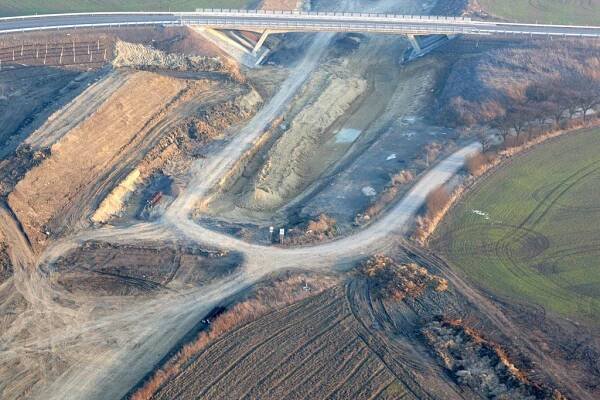Foto: Pohled z nebe na dálnici D8. Drahá lekce z demokracie