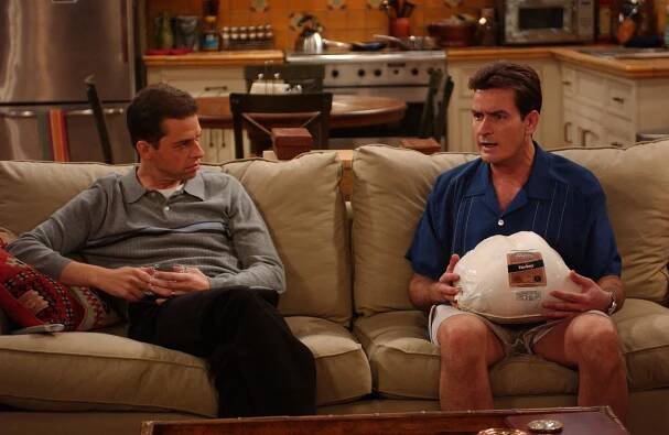 Charlie Sheen and Jon Cryer in Dva a půl chlapa (2003)