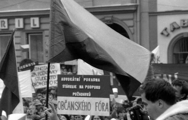 OBRAZEM: Sametová revoluce v Olomouci. Podívejte se na euforii ́89