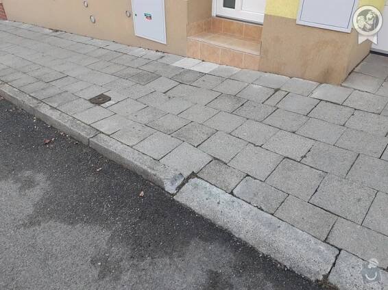 Úprava obrubníků pro vjezd do garáže (Šlapanice u Brna, okr. Brno-venkov) • Zámková dlažba • NejŘemeslníci.cz