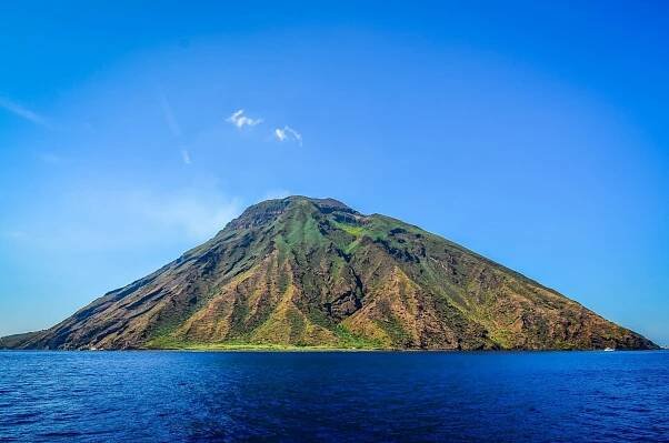 Liparské ostrovy a sopka Stromboli v noci