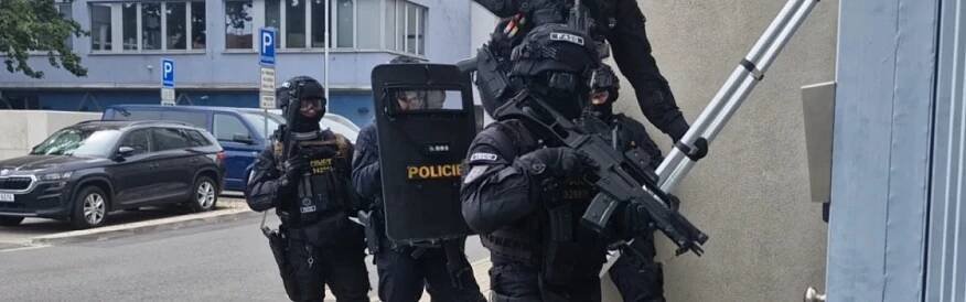 Policisté cvičili v budově Krajského úřadu v Ostravě zásah proti aktivnímu střelci | Týdeník Policie