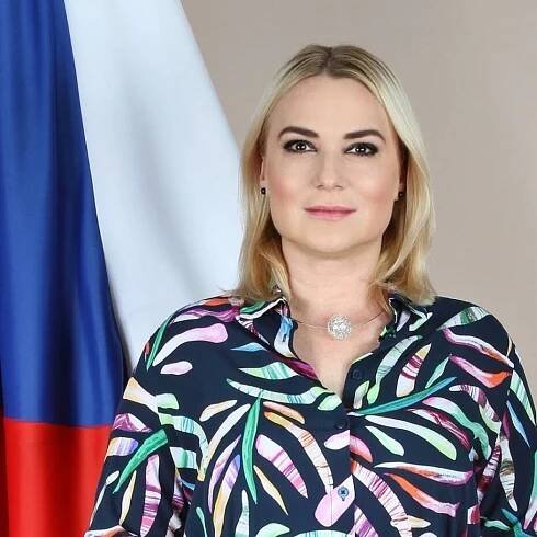 Ministryně Jana Černochová má problémy se svými vojáky na všech frontách. Nyní se řeší korupční skandály. Kulomety jsou předražené. 
