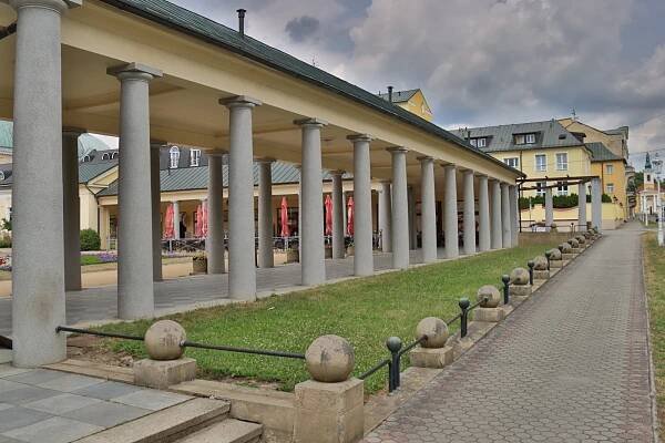 Františkovy Lázně opravují dlouhodobě zanedbaný pavilon Františkova pramene