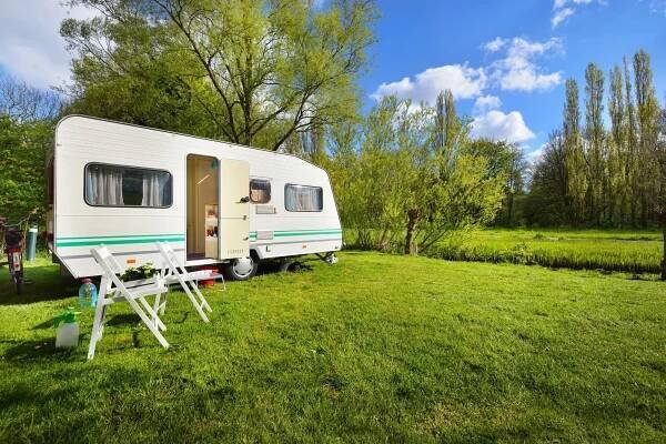 Šumava a Lipno evidují nápor turistů v karavanech - CELYOTURISMU.CZ