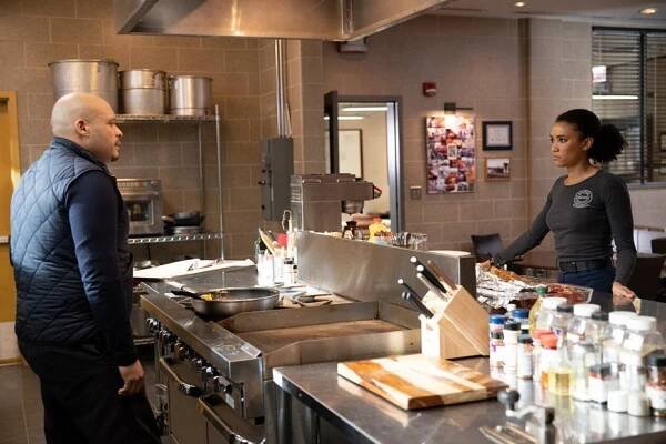 Joe Minoso, Annie Ilonzeh - Chicago Fire - Chicagské přivítání - Z filmu