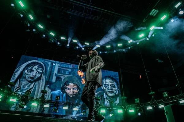 NAŽIVO: Ztělesněná agrese. Násilnický zpěvák Falling in Reverse poslal Prahu do vězení | Headliner