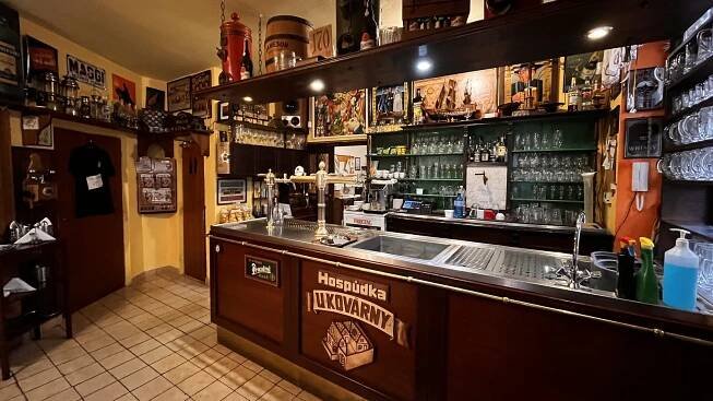 Unikátní atmosféra, dobré pivo. Hospůdku U Kovárny si oblíbily i známé osobnosti