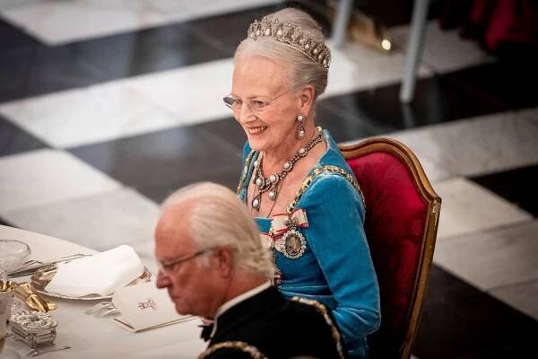 Oficiální portrét k 18. narozeninám Isabelly Dánské: Princezna s mobilem!