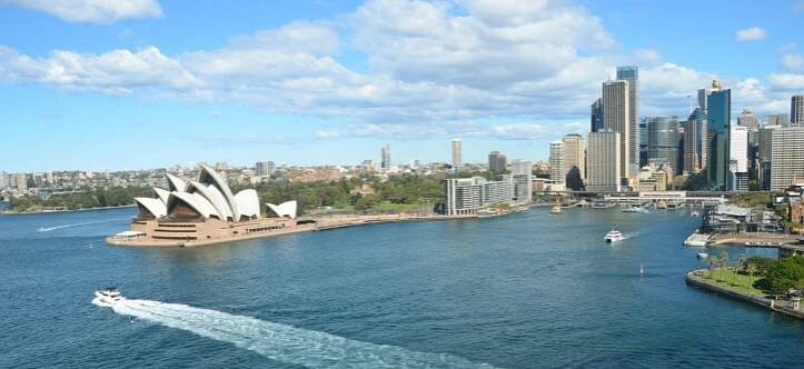 Pohled na Operu z mostu Harbour Bridge